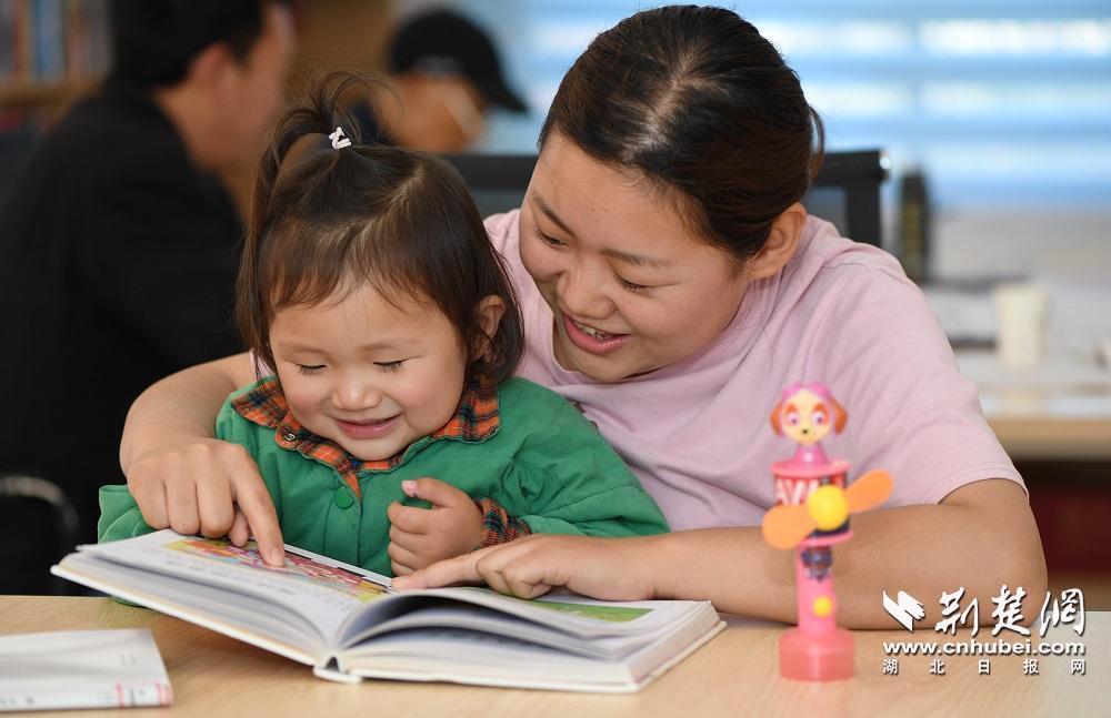 2022年4月20日，湖北省襄阳市保康县马良镇陈家湾村，一对母女在农家书屋翻阅图书。 (1).JPG