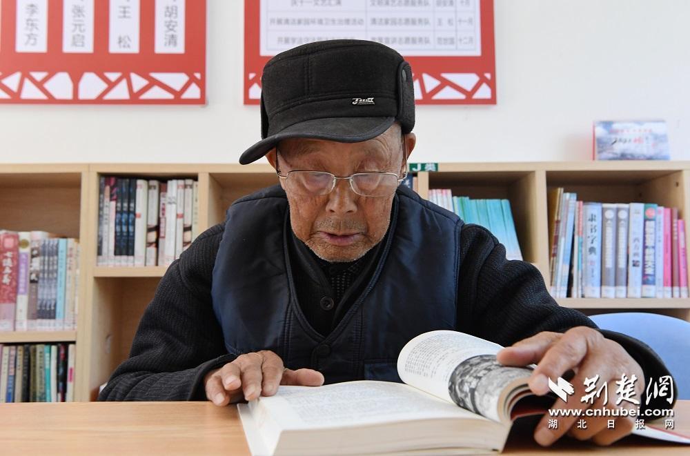 2022年4月20日，湖北省襄阳市保康县马良镇陈家湾村，村民在农家书屋阅读书籍。 (3).JPG