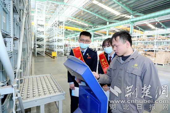 图2.税务干部在湖北三丰小松自动化仓储设备有限公司实地查看生产经营情况。.JPG.JPG