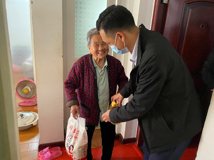 潜江市住建局住保分局走访慰问保障房小区困难老人