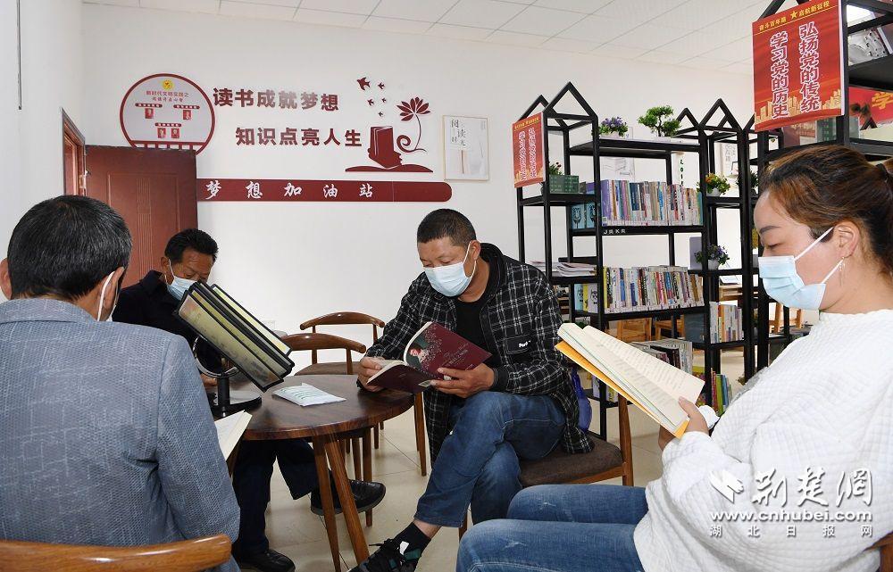 2022年4月20日，湖北省襄阳市保康县城关镇土门村，村民们围坐在农家书屋阅读书籍。.JPG.JPG