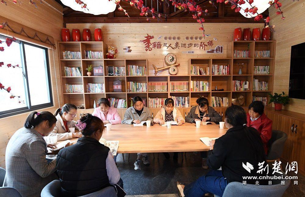 2022年4月20日，湖北省襄阳市保康县过渡湾镇倒座庙村，村民们围坐在农家书屋阅读书籍。 (2).JPG.JPG