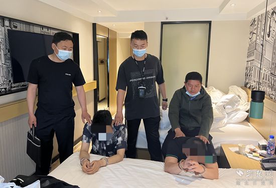 民警在酒店将犯罪嫌疑人抓获_副本.jpg
