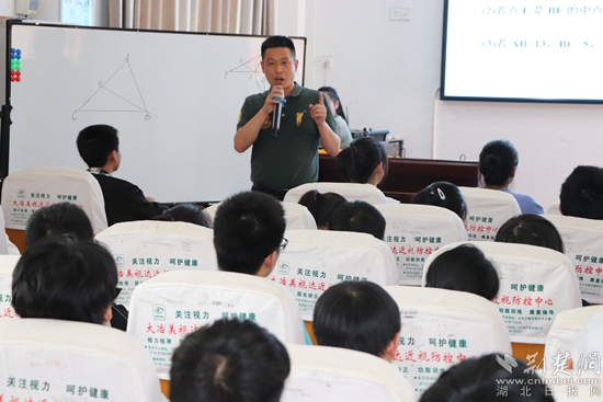 党员干部吴著文授课.jpg