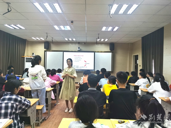 王征老师课堂与学生互动.jpg