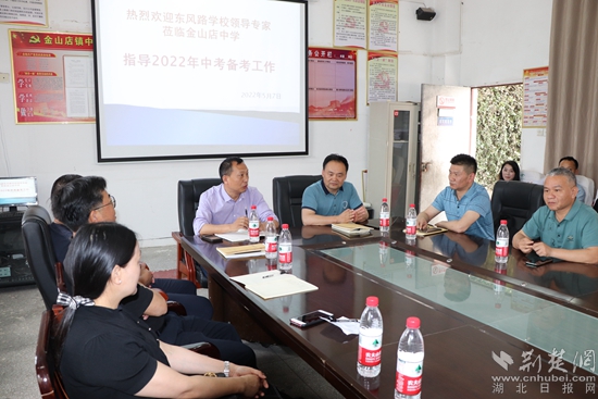 东风路学校朱学良校长做学校管理经验分享.jpg