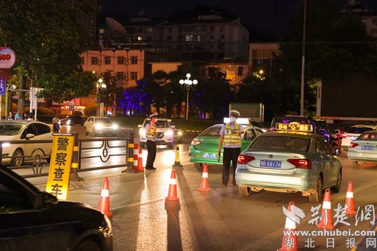 交警开展夜查酒驾 秦浩摄.JPG.JPG