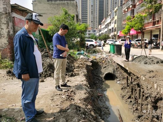 市委宣传部工作人员查看水管道安装情况.jpg.jpg