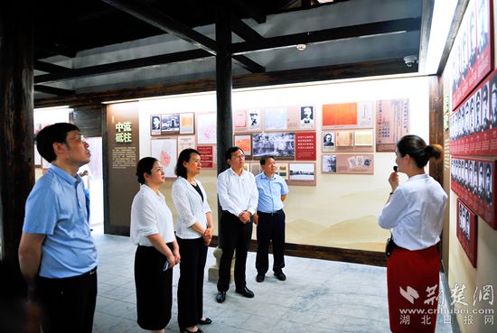 6.左一湖北省博物馆副馆长何广；左二黄冈市文旅局党组成员、副局长王萍；左三湖北省文化和旅游厅党组成员、省文物事业发展中心主任余萍
