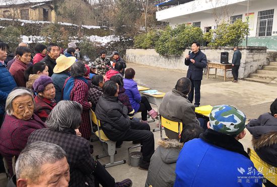 王三元向村民宣讲精准脱贫政策_副本.jpg
