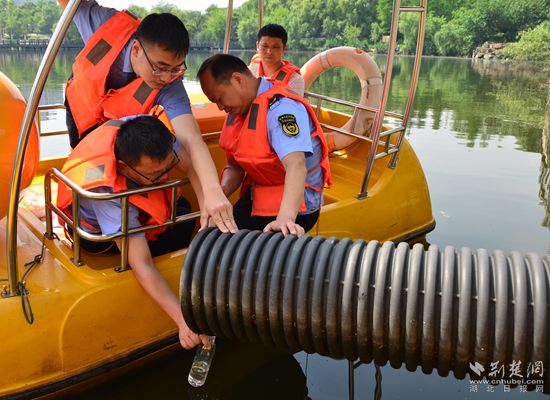 图为检察官与行政执法工作人员对某湖泊水体进行采样_副本.jpg