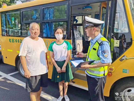 民警对校车开展安全大检查6.jpg.jpg