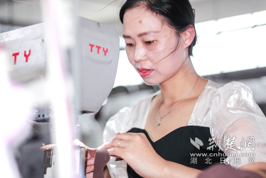 图为湖北浙联鞋服公司制鞋车工袁粉章正在进行制鞋双针工序.jpg