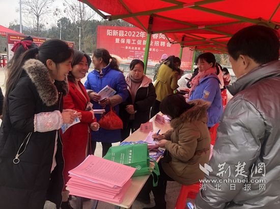 图为2022年春节期间县人社部门组织鞋企到镇区招工.jpg.jpg