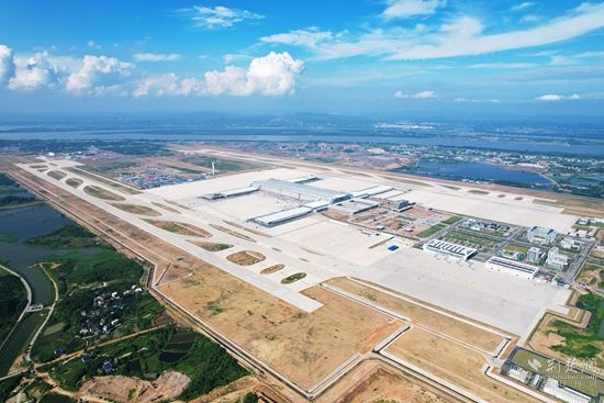 滨江拥湖的鄂州机场-牛畅，拍摄于2022年6月初，主题：鄂州花湖机场地理优势优越，周边生态环境良好，通过花马湖水系综合治理使得机