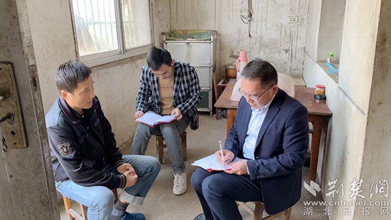 杨叶镇党委书记张明村（右一）入户察民情.jpg