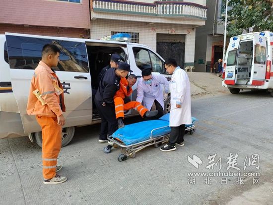 黄颡口派出所民警紧急救援 (3).jpg.jpg