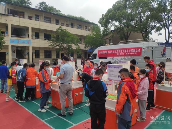 科普大篷车开进水月小学.jpg.jpg