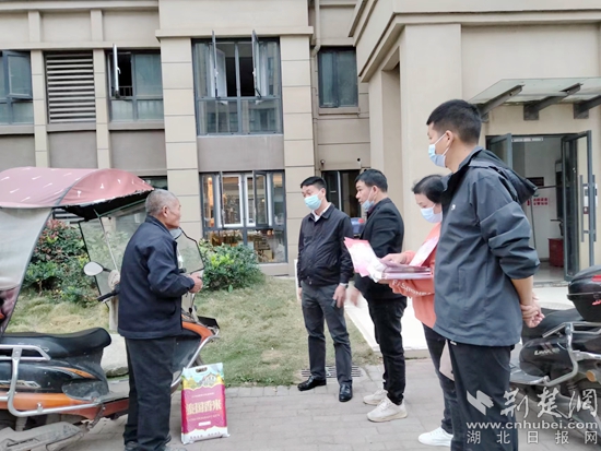 杨叶镇党委副书记、镇长严建（左二）慰问困难群众.jpg