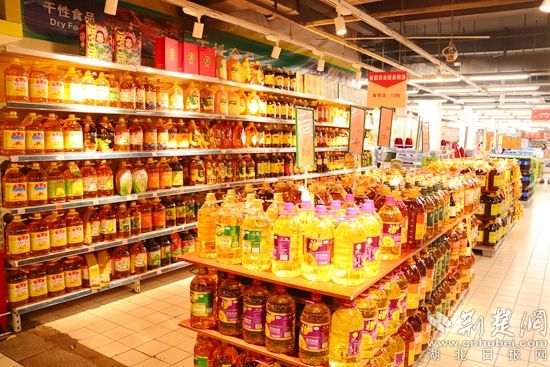 超市里的油，满满当当.jpg.jpg