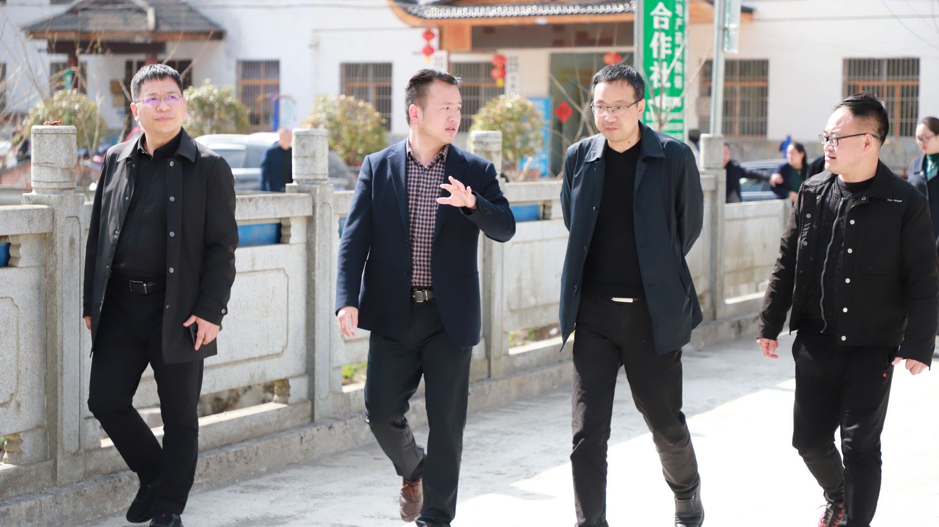 3月18日  市教育局党组书记、局长甘志明 在市教育局驻村帮扶村板桥镇大木村研讨人居环境治理.JPG.JPG