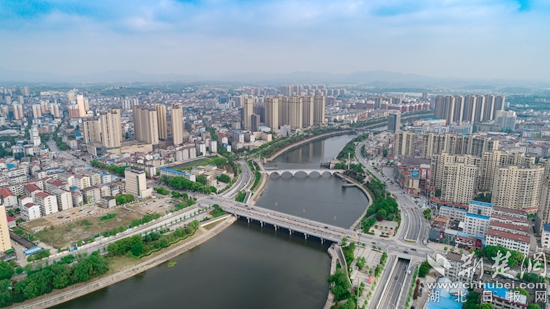 红安城市客厅--一河两岸鸟瞰图.jpg
