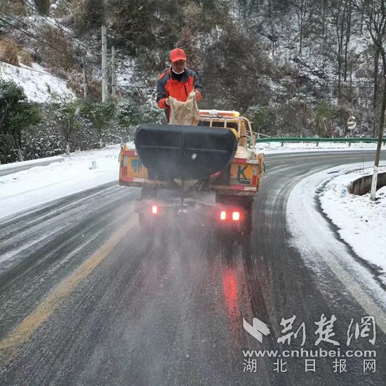 崇阳县S259铜天线佛岭段洒盐融雪_副本.jpg