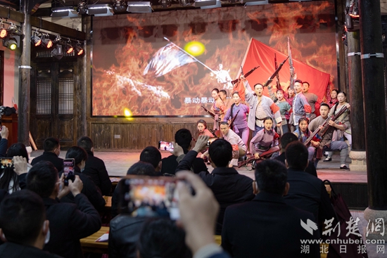 红色剧目在全国红色美丽村庄七里坪镇八一村上演.jpg