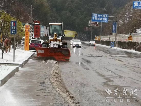 除雪工作仍在紧张进行_副本.jpg