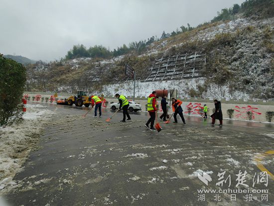 通山县S209咸通线界水岭段铲雪_副本.jpg