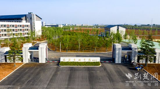 武汉东湖学院嘉鱼校区 雷平摄_副本.jpg