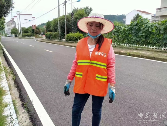 3.图片三（保安镇沼山村贫困户公益性岗位在马路上做保洁工作）.jpg
