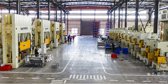 工业园区企业生产车间  雷平摄.jpg