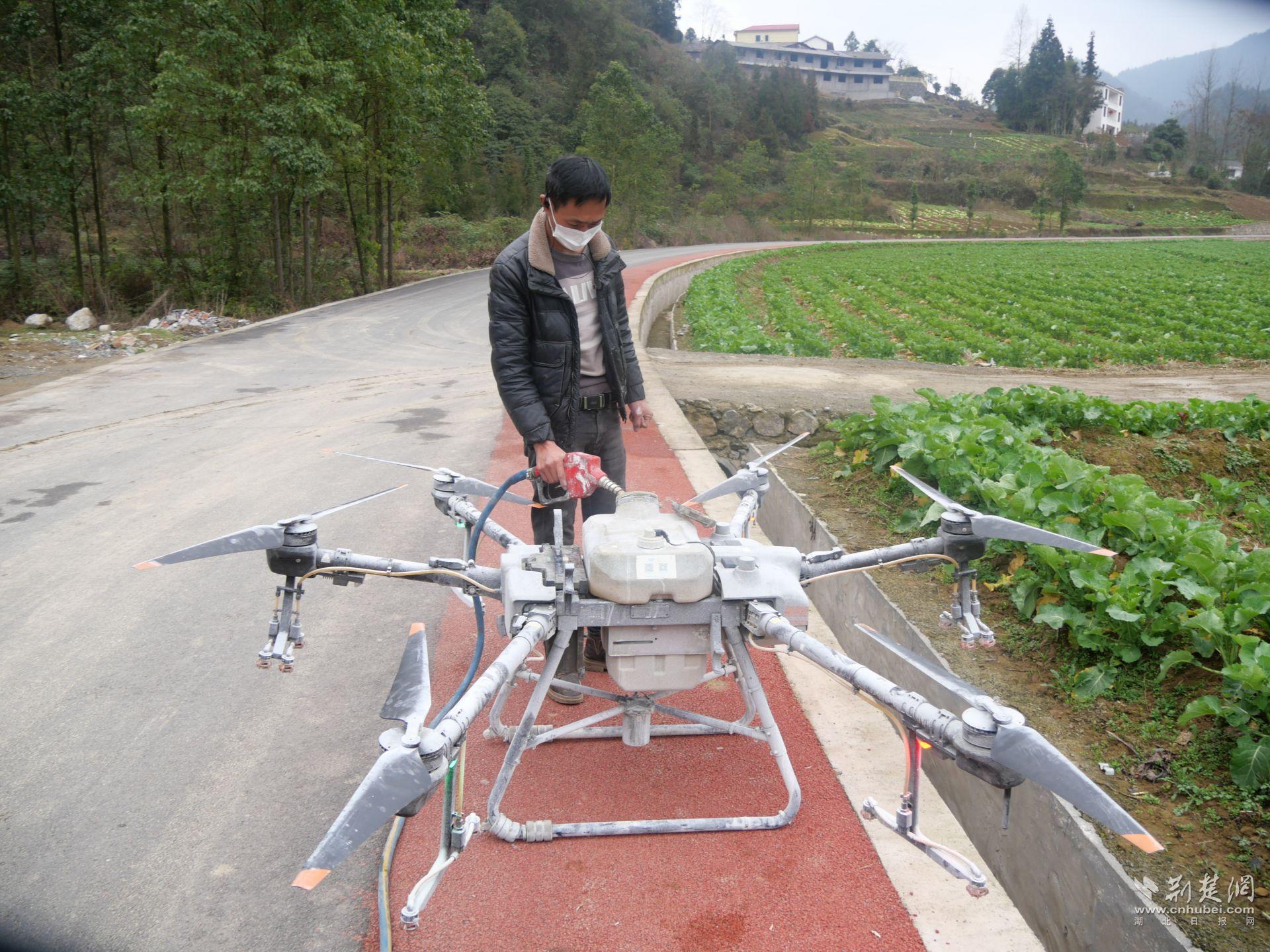 向无人机添加农药.jpg.jpg