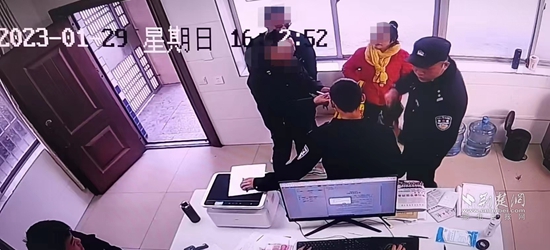 民警助力拾金不昧群众找到失主 (3).jpg