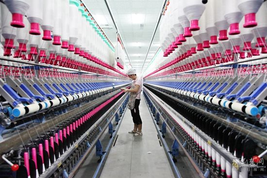 在湖北百丝祥纺织有限公司生产车间,工人正在生产线上作业.jpg.jpg