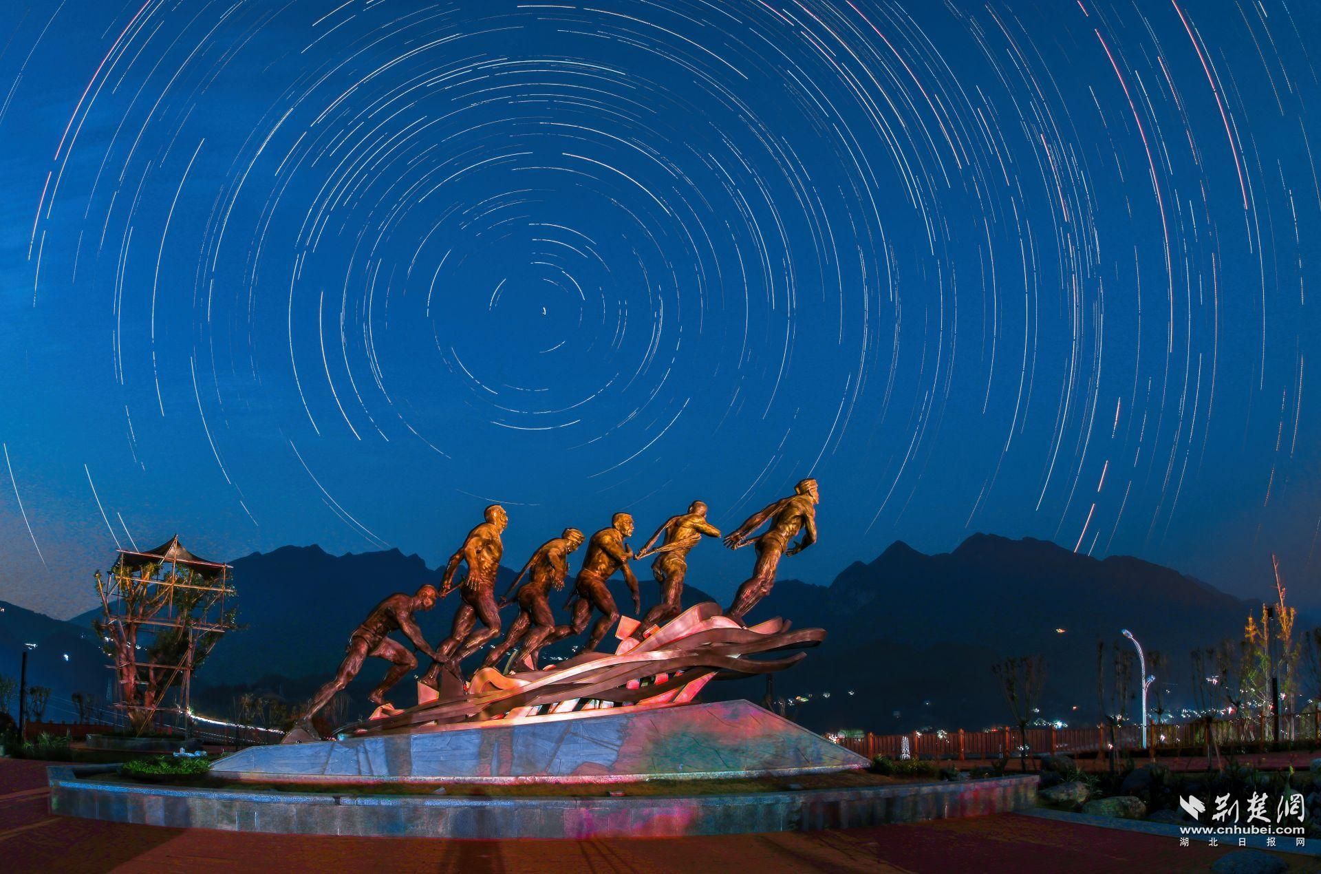 星空下的纤夫  作者：马庐山.jpg.jpg