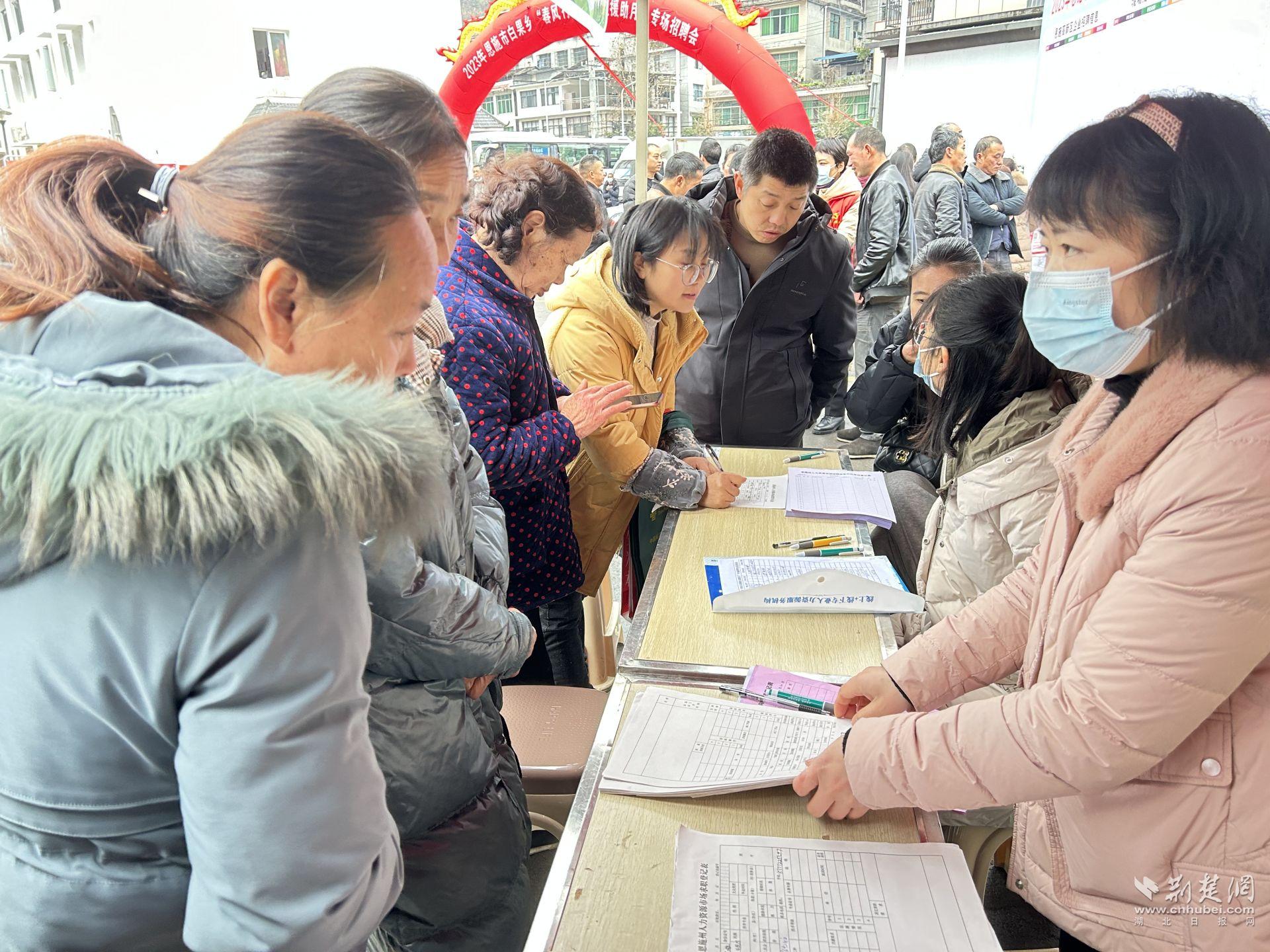 村民在招聘点位进行岗位咨询.jpg.jpg