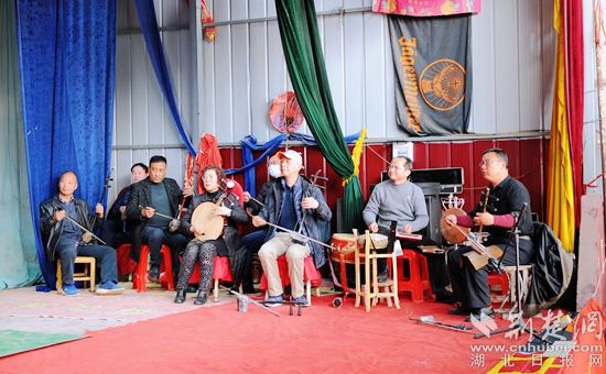 7.红安县文旅局老艺术家们现场伴奏.jpg.jpg