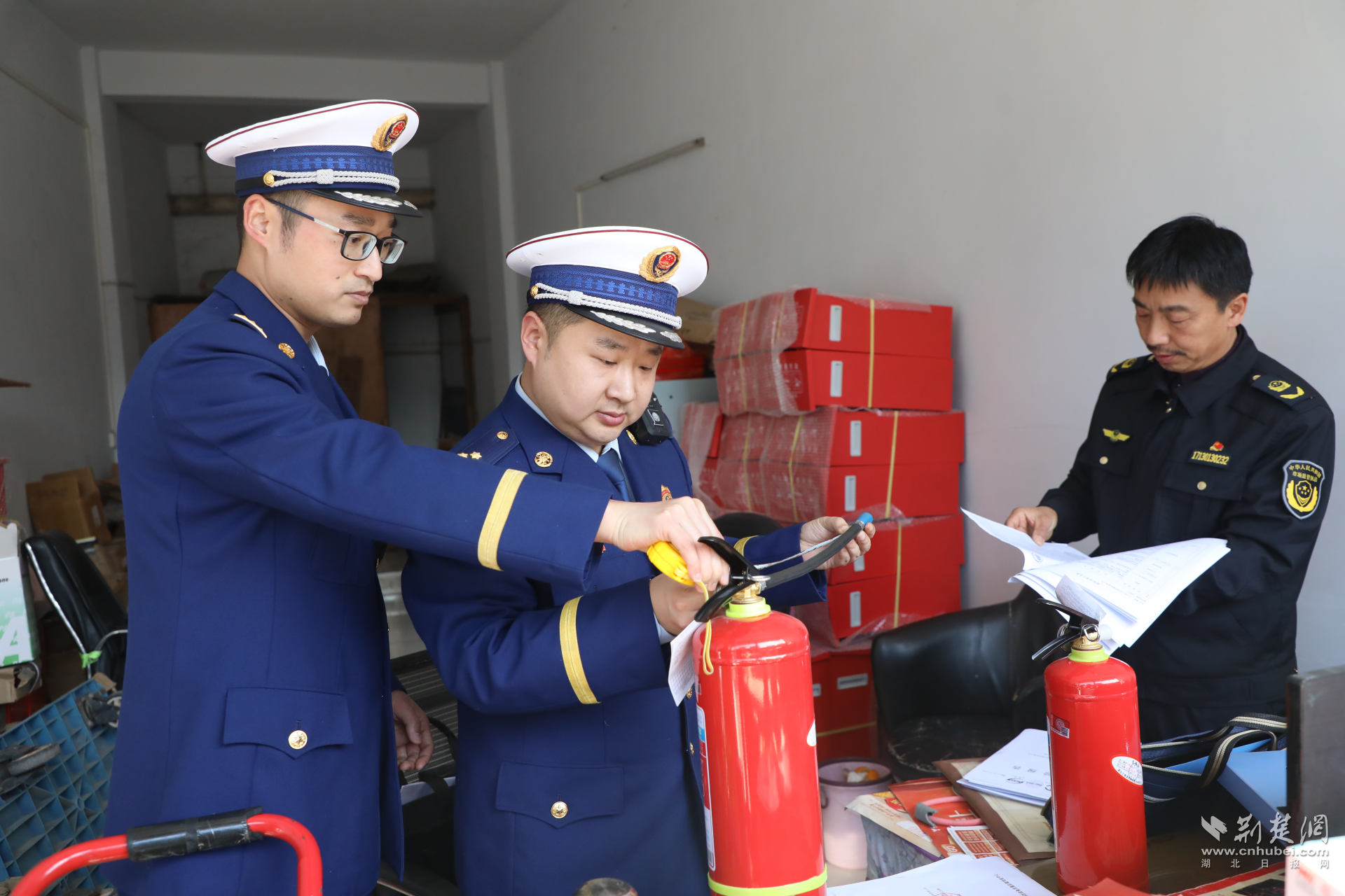 检查人员抽查灭火器.png.png