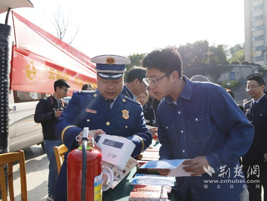 消防人员讲解消防产品知识  田如意摄.png.png