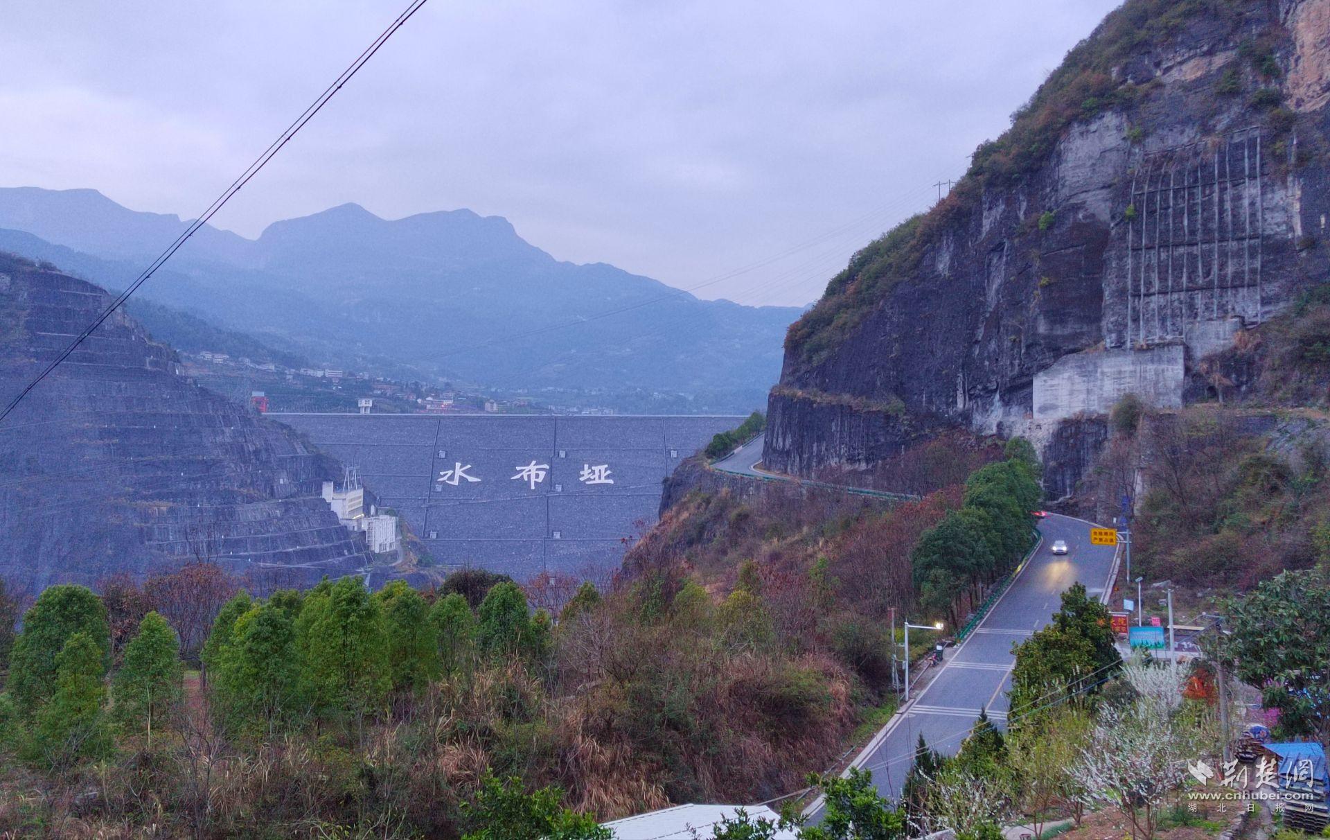 离巴东县城3个多小时车程的小镇水布垭.jpg.jpg