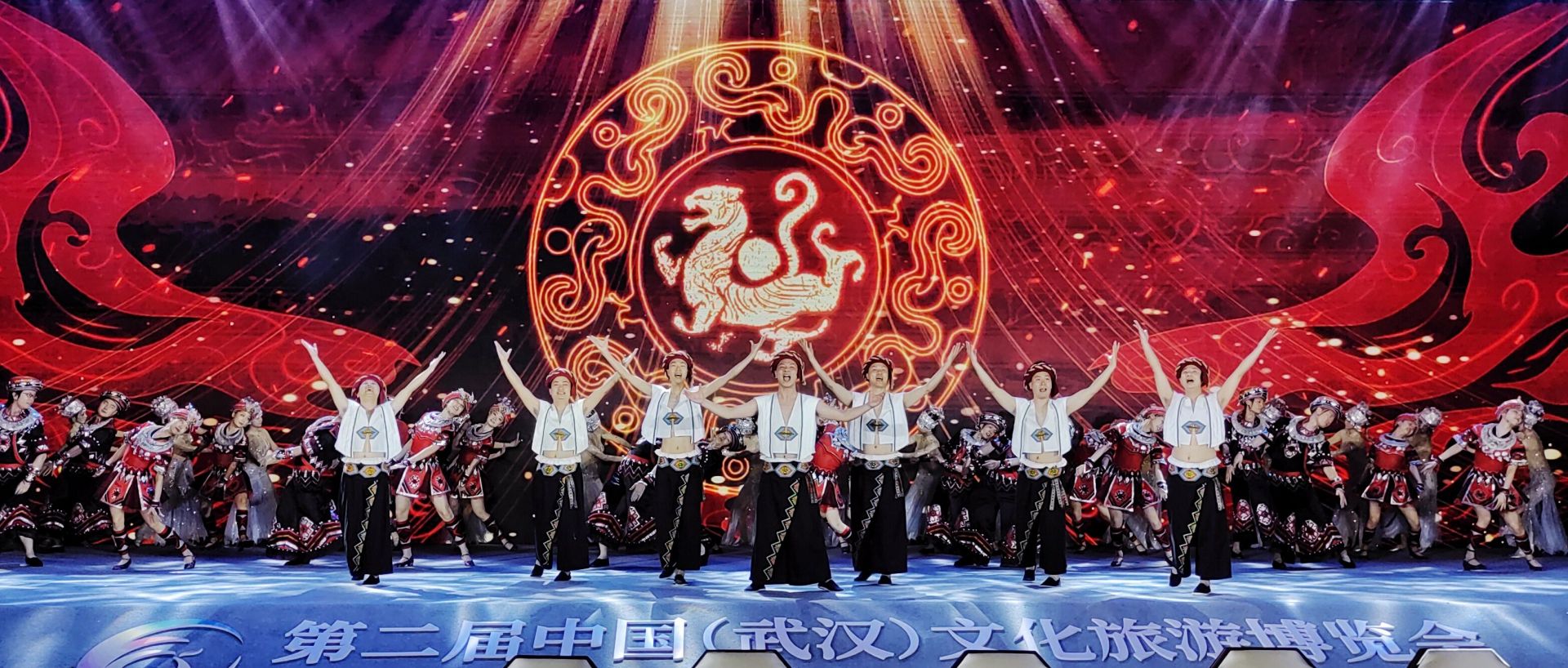 恩施市非遗中心土家汉子组合亮相第二届中国（武汉）文化旅游博览会开幕式.jpg.jpg