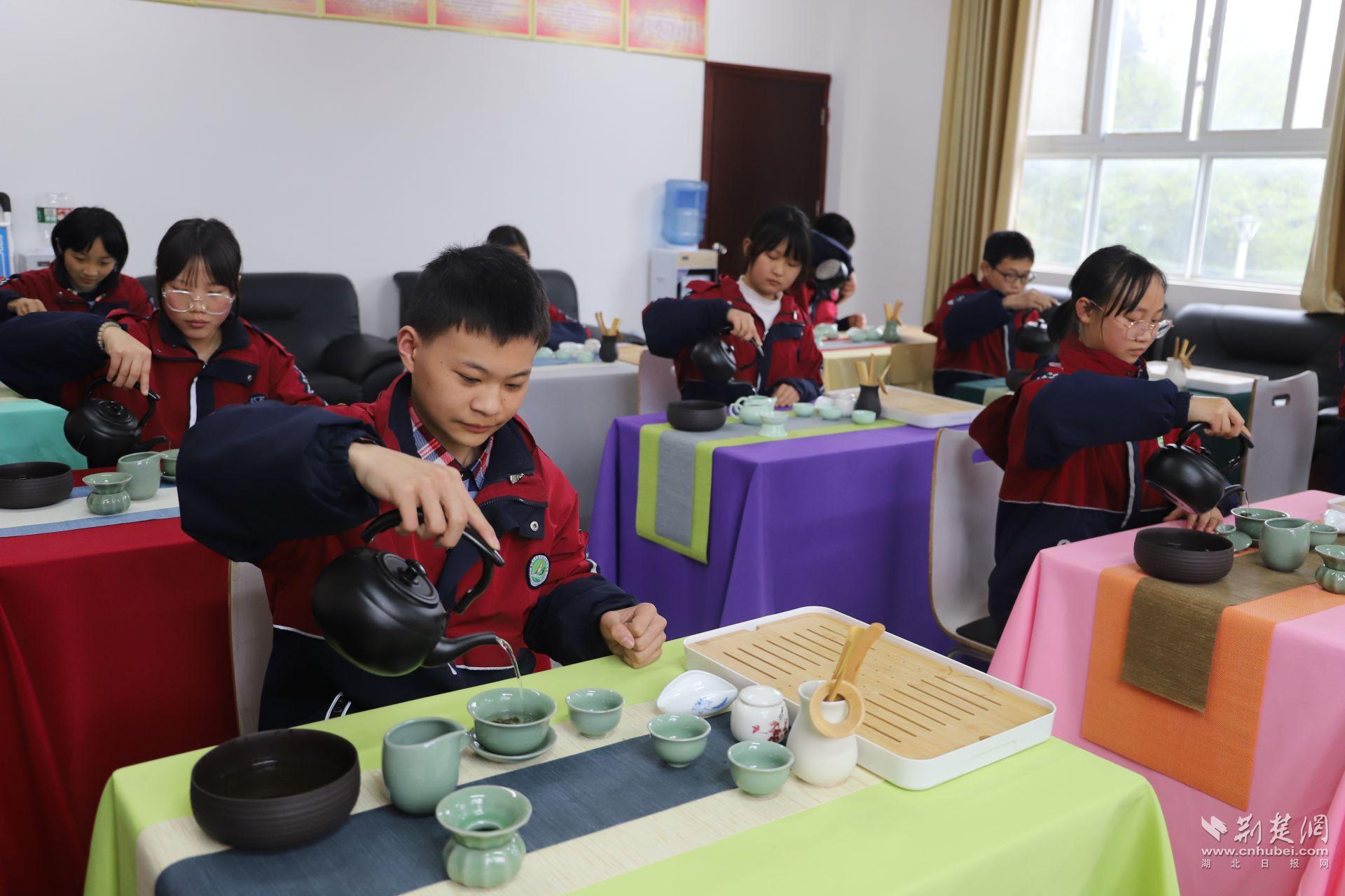 3芭蕉初中开展茶艺兴趣课.JPG.JPG