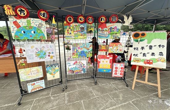 “爱心护苗”摊位上展览的少儿作品_副本.jpg