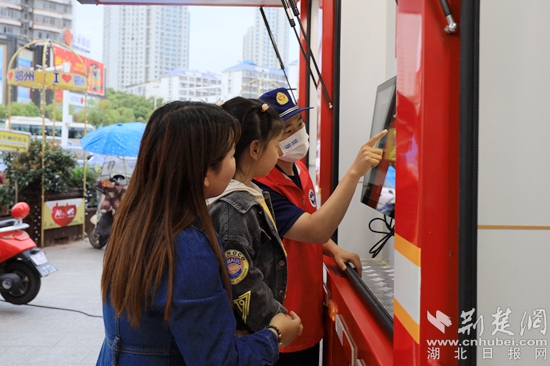 图说：宣传员指导小朋友进行互动体验_副本.jpg