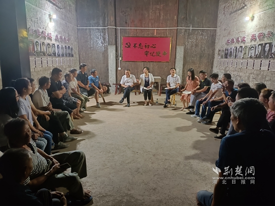 崇阳县金塘镇党员干部在金塘村卢家大屋村湾开展湾子夜话,和群众共商环境治理等事宜。.jpg