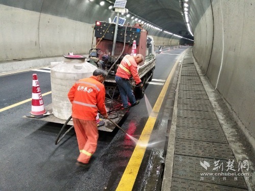 5.清洗沿路隧道标识标线.jpg.jpg
