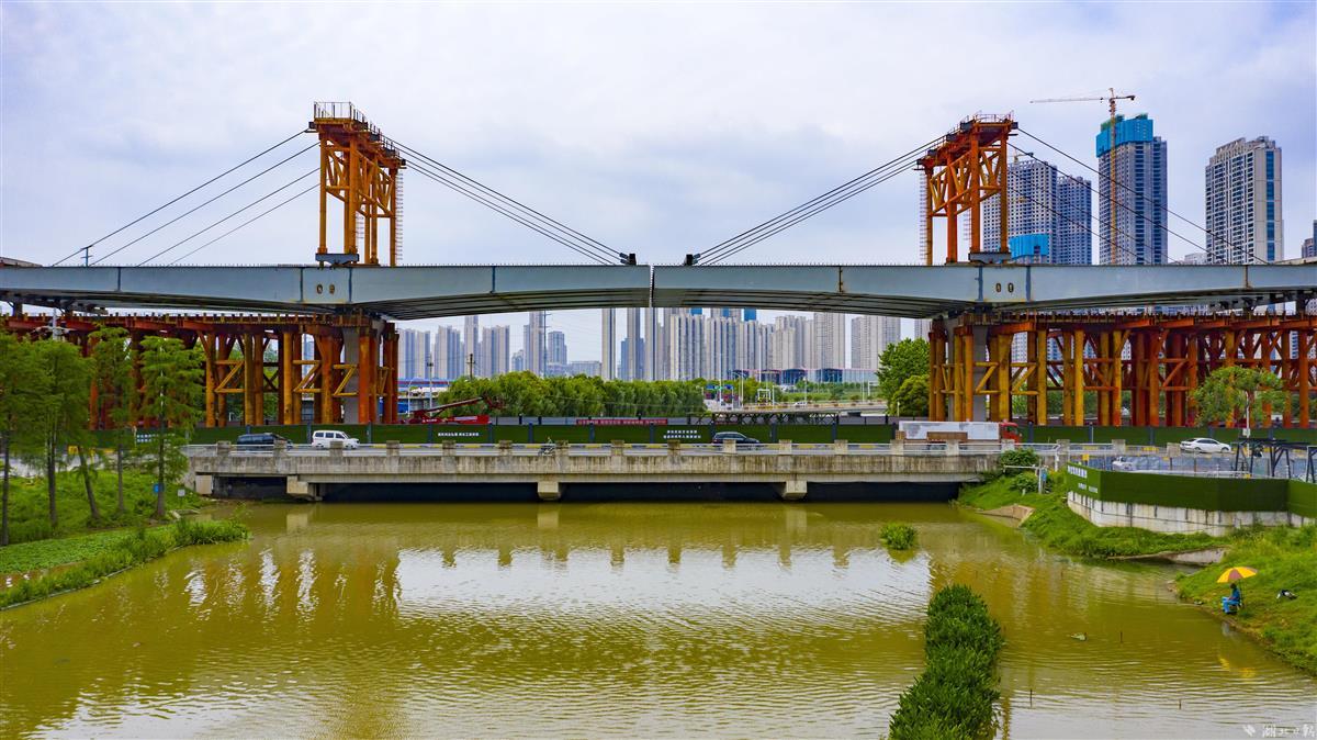 白沙洲大道快速化改造完成跨青菱河顶推施工