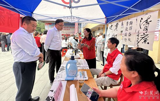 “文化惠民”摊位上，志愿者展示书法作品_副本.jpg